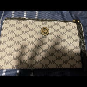 EUC Michael Kors Wristlet